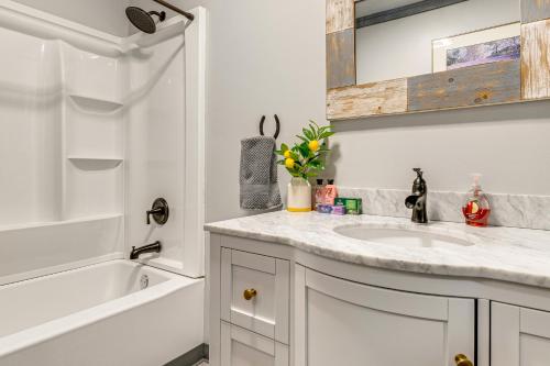 Phòng tắm tại 9 Mi to Hocking Hills SP Cabin with Private Hot Tub