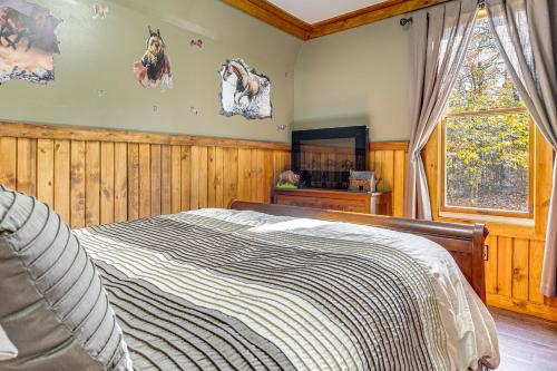 Giường trong phòng chung tại 9 Mi to Hocking Hills SP Cabin with Private Hot Tub