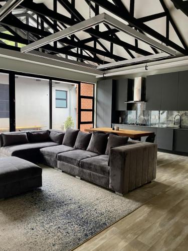 un salon avec un grand canapé et une table dans l'établissement Wabi Sabi, à Johannesbourg