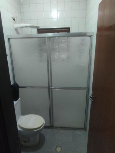 eine Duschkabine mit WC im Bad in der Unterkunft Casa Tupy próxima a praia e restaurantes in Praia Grande