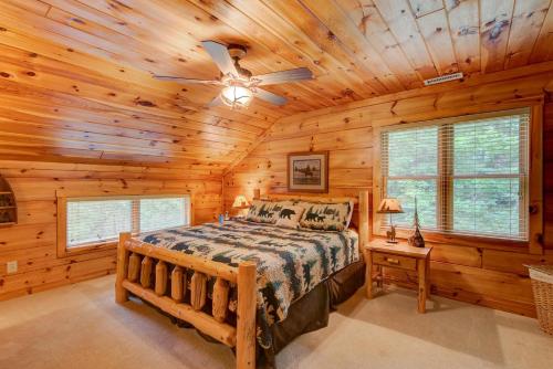 um quarto com uma cama num chalé de madeira em Kaylee's Kabin em Vilas