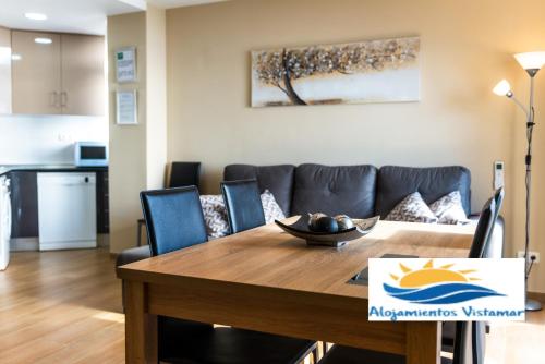 ein Wohnzimmer mit Tisch und Couch in der Unterkunft Apartamento Las Góndolas Playa ALOJAMIENTOS VISTAMAR in Almuñécar