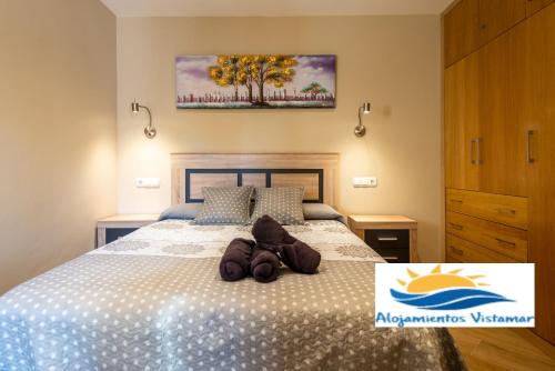 ein Schlafzimmer mit einem Bett und einem Handtuch darauf in der Unterkunft Apartamento Las Góndolas Playa ALOJAMIENTOS VISTAMAR in Almuñécar