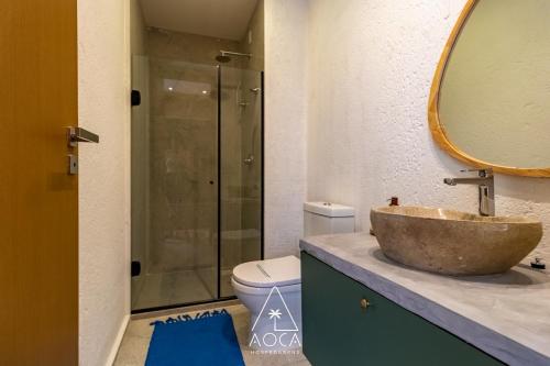 Koupelna v ubytování Condomínio Aluá, Vista Infinita na Praia do Patacho, Pé na areia!