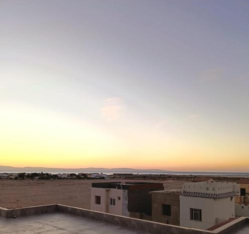 Nespecifikovaný výhled na moře nebo výhled na moře při pohledu z aparthotelu