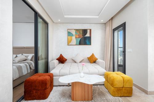 ein Wohnzimmer mit Sofa und Tisch in der Unterkunft Modern Comfortable Apartment - Corniche Hassan II in Casablanca