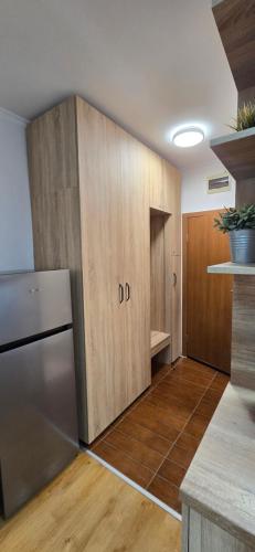 een keuken met een kastje waarop de letter D staat bij CEDAR LODGE LUX Apartment B11 in Bansko