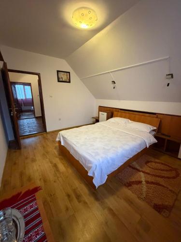 a bedroom with a large bed and a ceiling at Casa Jianu in Ranca