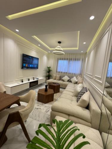 Khu vực ghế ngồi tại Luxury apartment Maarif near Stadium