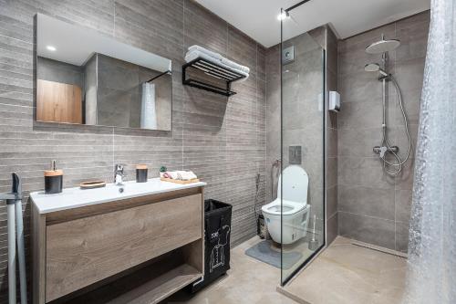 ein Badezimmer mit Toilette und Dusche in der Unterkunft Modern Comfortable Apartment - Corniche Hassan II in Casablanca