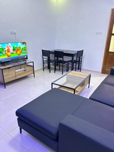 ein Wohnzimmer mit einer Couch, einem Fernseher und einem Tisch in der Unterkunft Castanheimmo GMBH0A in Dakan