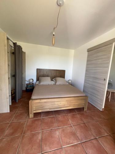 Ένα ή περισσότερα κρεβάτια σε δωμάτιο στο O Ti Boneur