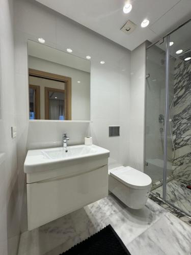 Phòng tắm tại Luxury apartment Maarif near Stadium