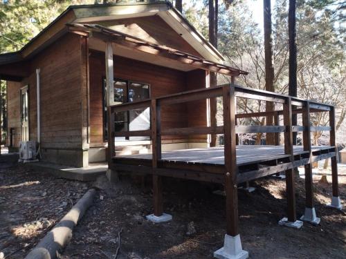 Bygningen som campingpladsen ligger i