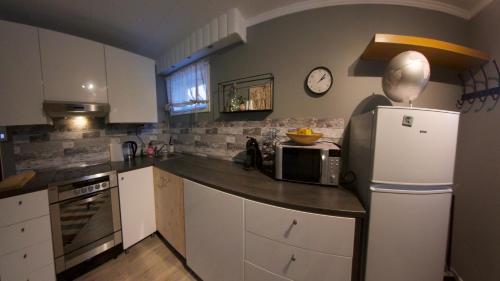 Una cocina o zona de cocina en Charming apartment with two bedroms and beautifull sea view in Fauske