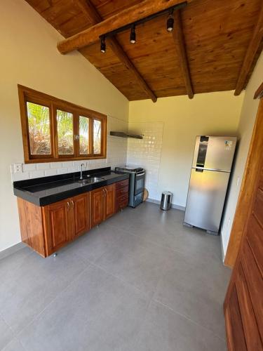 una cucina con frigorifero e armadietti in acciaio inossidabile di Corumbau Bangalôs a Corumbau