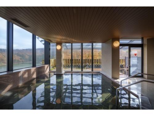 Bazén v ubytování HOKURYUKO HOTEL North NAGANO - Vacation STAY 44512v nebo v jeho okolí