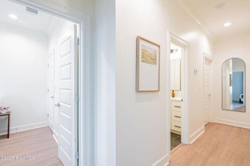 Koupelna v ubytování Modern 3BR 2 and a half BA Townhome, Heart of Town