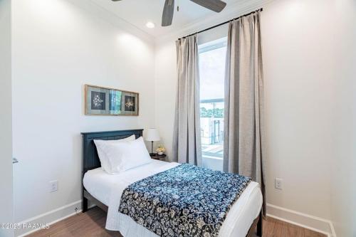 Postel nebo postele na pokoji v ubytování Modern 3BR 2 and a half BA Townhome, Heart of Town