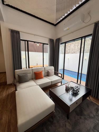 Ένα ή περισσότερα κρεβάτια σε δωμάτιο στο Kyzen Stay Central Family Home w Pool & Loft Net