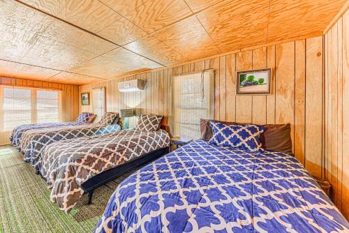 Ένα ή περισσότερα κρεβάτια σε δωμάτιο στο Forest Views and Porch Family Cabin in Ruidoso