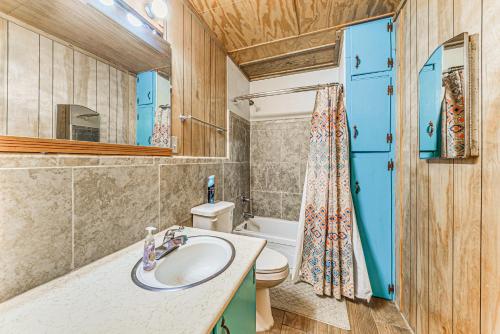 Ένα μπάνιο στο Forest Views and Porch Family Cabin in Ruidoso