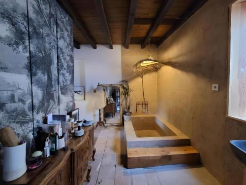 une salle de bains avec baignoire et lavabo dans l'établissement Relax En Casona Única Lanueva, à Candeleda