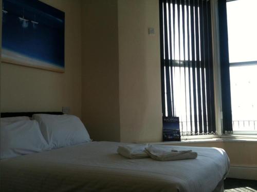 Postel nebo postele na pokoji v ubytování The Royal Windsor Hotel