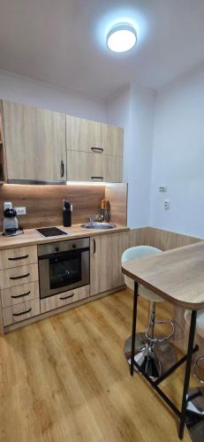 een keuken met een tafel en een wastafel bij CEDAR LODGE LUX Apartment B11 in Bansko