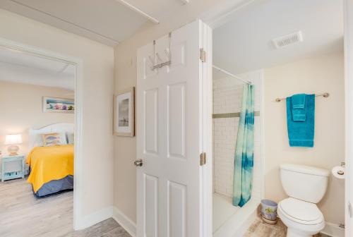 ein Bad mit WC und ein Bett in der Unterkunft Long Time No Sea! Direct OCEANFRONT Condo - End Unit Double Ocean View - Crescent Beach, Saint Augustine Florida in Crescent Beach