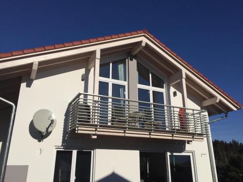 Dieses weiße Haus verfügt über einen Balkon und Sat-TV. in der Unterkunft Tolle Wohnung in Ofterschwang mit Eigener Sauna und Bergblick in Ofterschwang