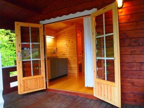 ShirasuForesters Village Kobitto Southern Alps Camp Field - Vacation STAY 78098v的木屋的门廊