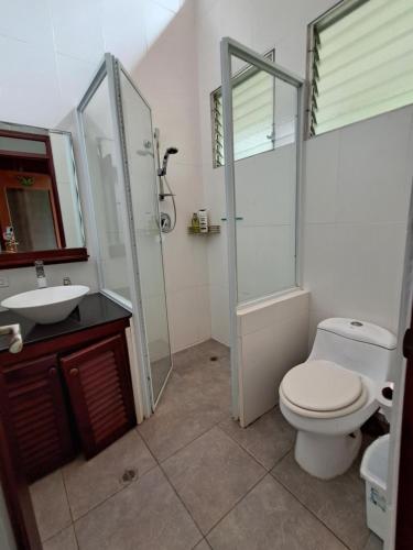 Ένα μπάνιο στο Hotel Heliconia Panamá