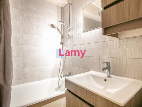 ein Badezimmer mit Waschbecken, Dusche und Badewanne in der Unterkunft Charmant studio au pied des pistes, 4 pers, Corrençon-en-Vercors - FR-1-515-229 in Corrençon-en-Vercors