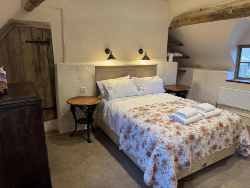 Voodi või voodid majutusasutuse Cosy Cotswold Cottage in village location toas