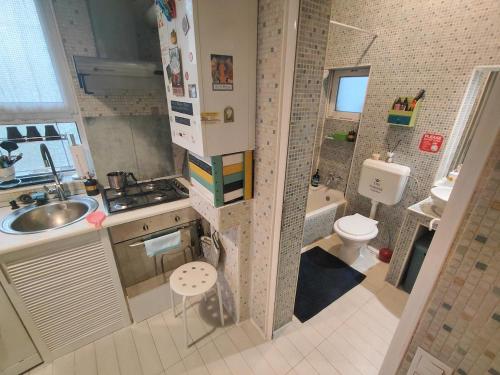 ein kleines Badezimmer mit Waschbecken und Toilette in der Unterkunft Artsy fully equipped 2 bedrooms House all to yourself! in Bukarest