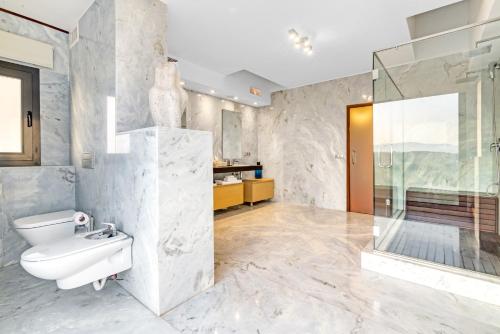 Et badeværelse på Events # Private Villa # Jacuzzi # Pets # BBQ # Piano