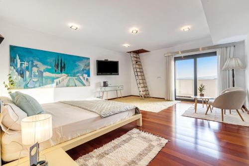 En eller flere senge i et værelse på Events # Private Villa # Jacuzzi # Pets # BBQ # Piano