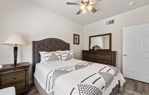 une chambre avec un lit et un ventilateur de plafond dans l'établissement Newly Renovated Condo, à Mesquite