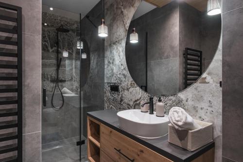 克鲁斯兹考采Apartament Widokówka, Sauna, Jacuzzi的浴室里有洗手池和镜子