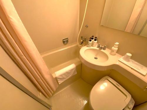 une petite salle de bain avec toilettes et lavabo dans l'établissement Smile Hotel Tokyo Nishikasai - Vacation STAY 97130v, à Tokyo