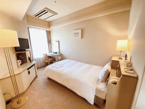 une chambre d'hôtel avec un lit et une télévision dans l'établissement Smile Hotel Tokyo Nishikasai - Vacation STAY 97130v, à Tokyo
