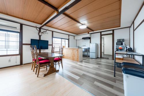 una cucina e un soggiorno con tavolo e sedie di KING DEER - Vacation STAY 67718v a Higashikawa