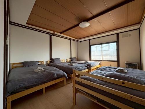 una camera con tre letti di KING DEER - Vacation STAY 67718v a Higashikawa