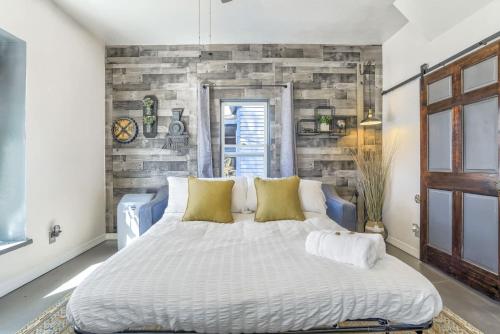 Ένα ή περισσότερα κρεβάτια σε δωμάτιο στο MountainViews FirePit SmartTV AC WD SelfEntry