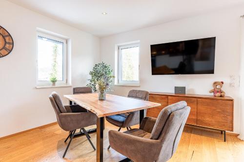 a dining room with a table and chairs at Haus Dippel am Kurpark inklusive Chiemgaukarte in Ruhpolding