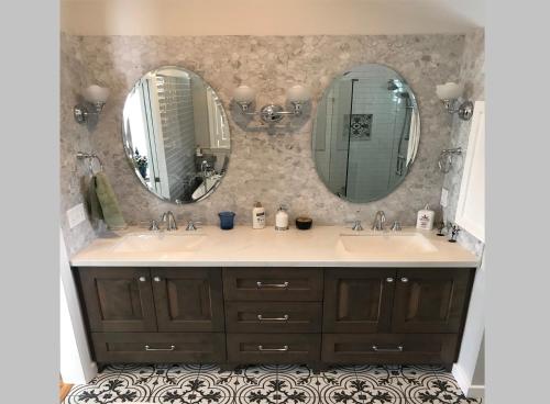 Koupelna v ubytování Updated Luxury Home by Sugarhouse Park