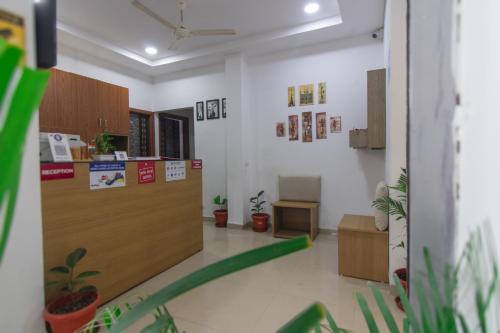 Una habitación con un mostrador de recepción y plantas. en Hotel NS Premium, en Nagpur