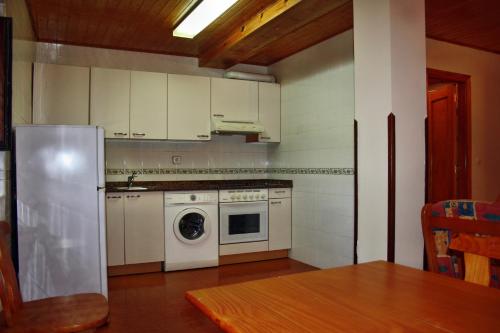 A cozinha ou cozinha compacta de Apartamentos El Cuetu