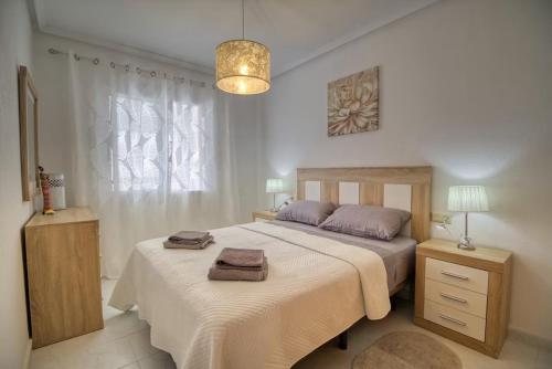 Un dormitorio con dos camas con toallas encima. en Casa Rita, en La Mata